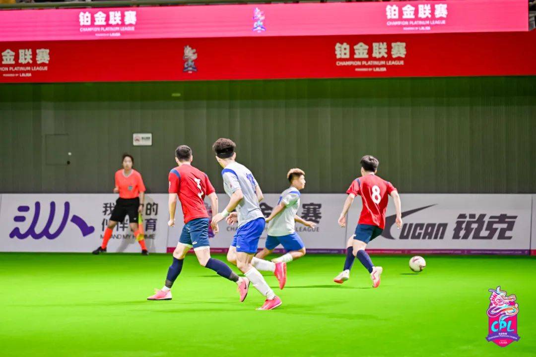关于赛场内外球迷热情高涨，为喜爱的球队助威的信息