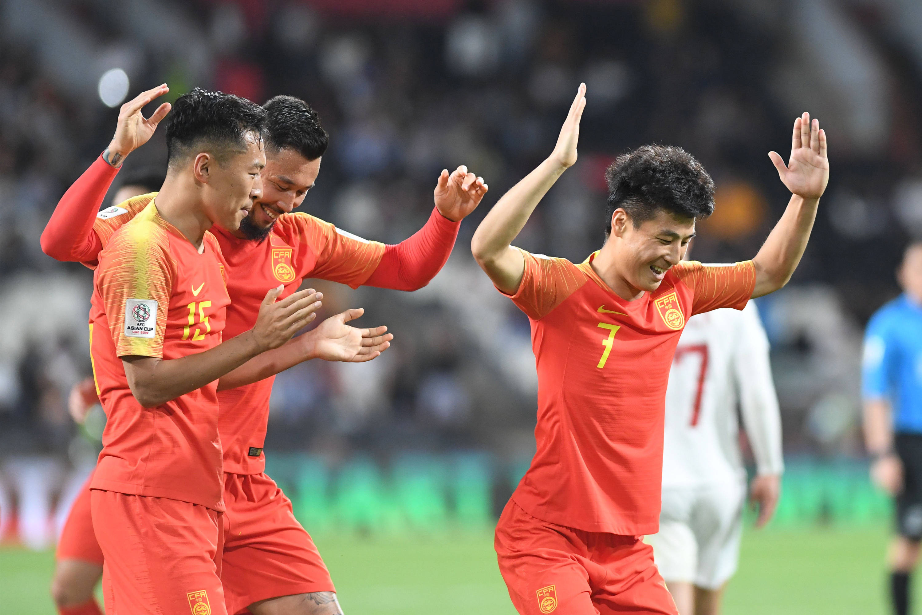 国内足球大赛场面激烈，球员斗志昂扬的简单介绍