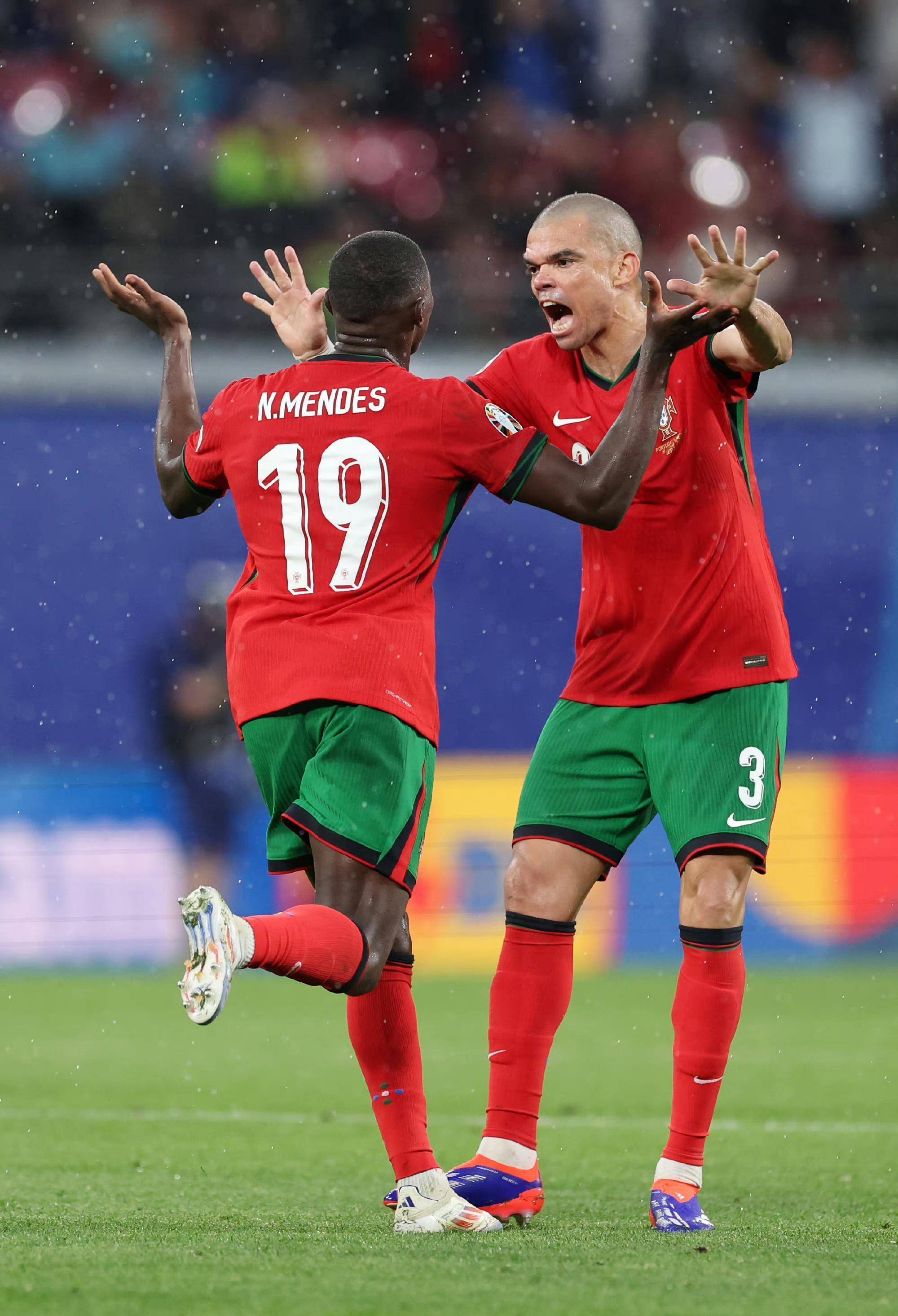 葡萄牙球队实现逆转，晋级淘汰赛