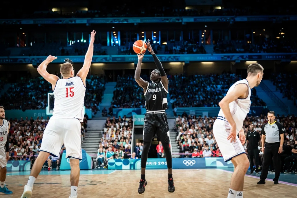 苏丹运动员在篮球赛中领先对手