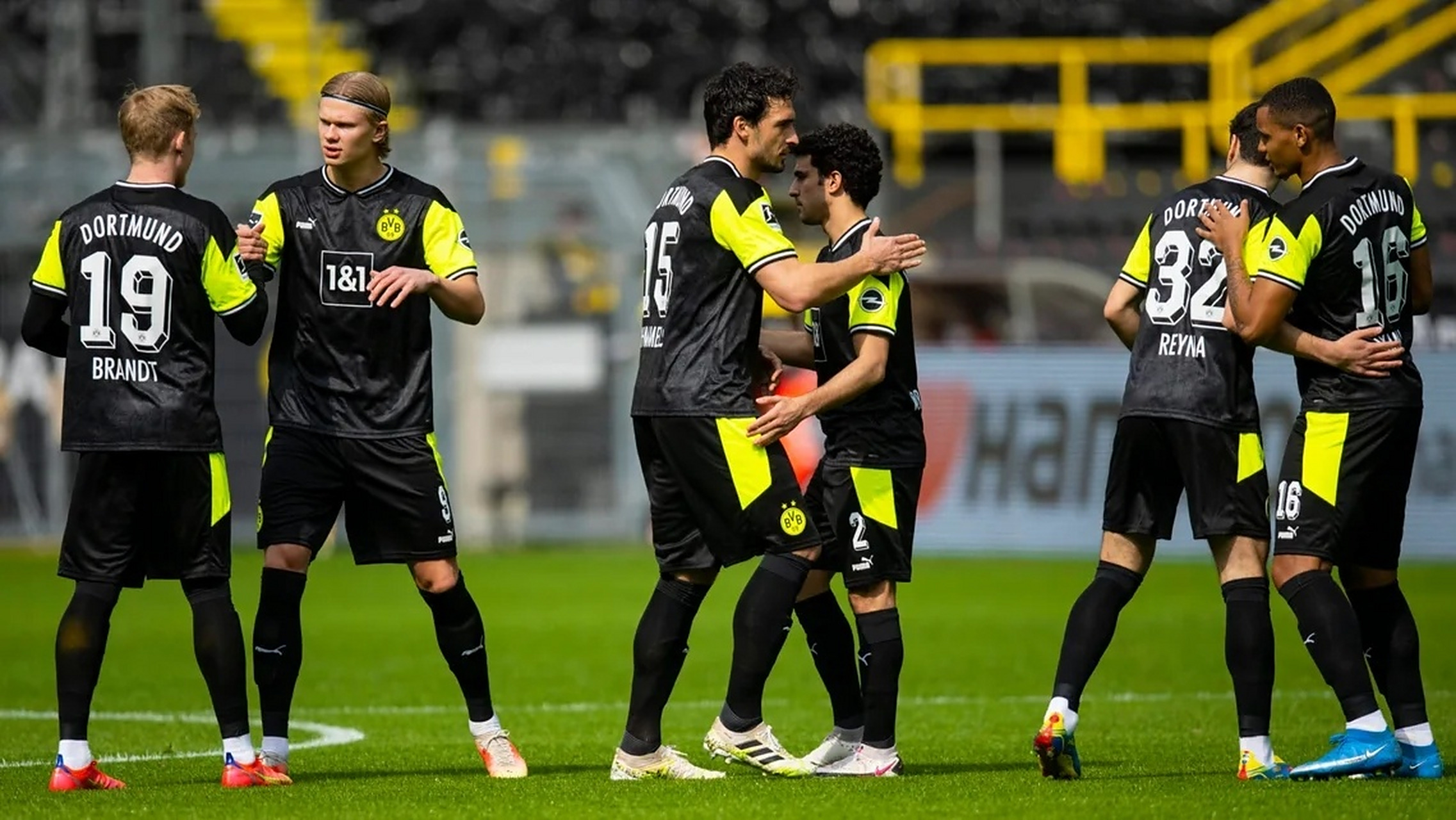 九游体育网页版-多特蒙德球迷庆祝球队获得胜利，喜上眉梢的简单介绍