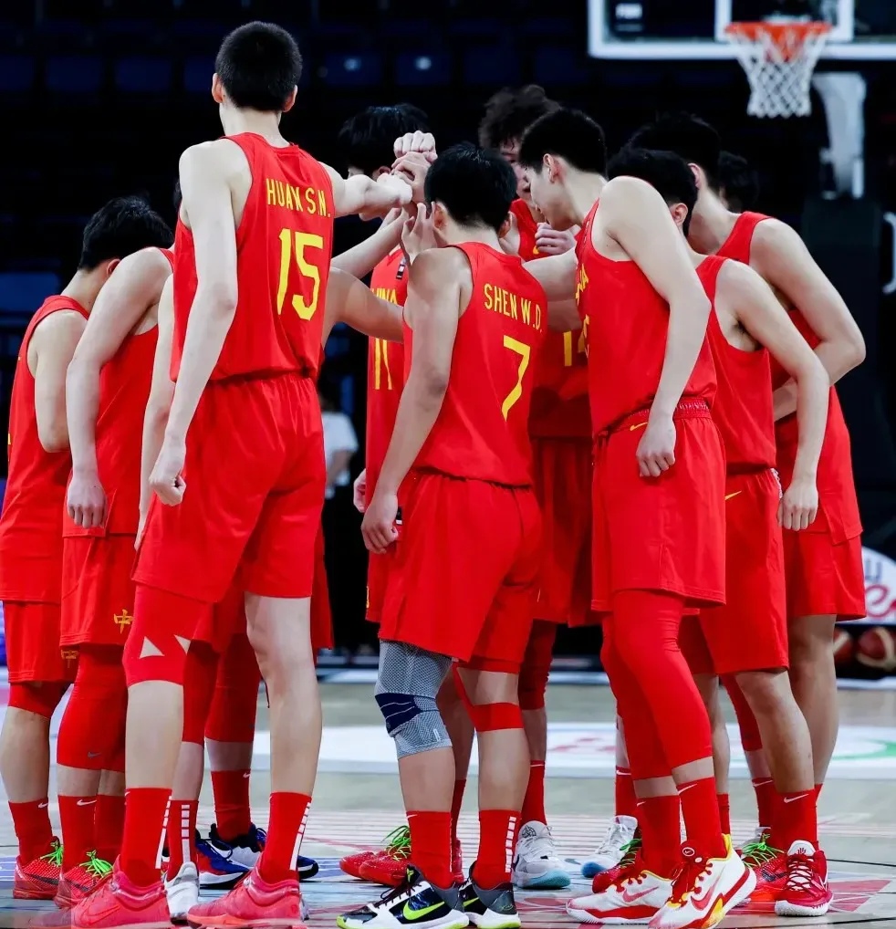 中国篮球联赛迎来全新赛季，球队备战冲刺