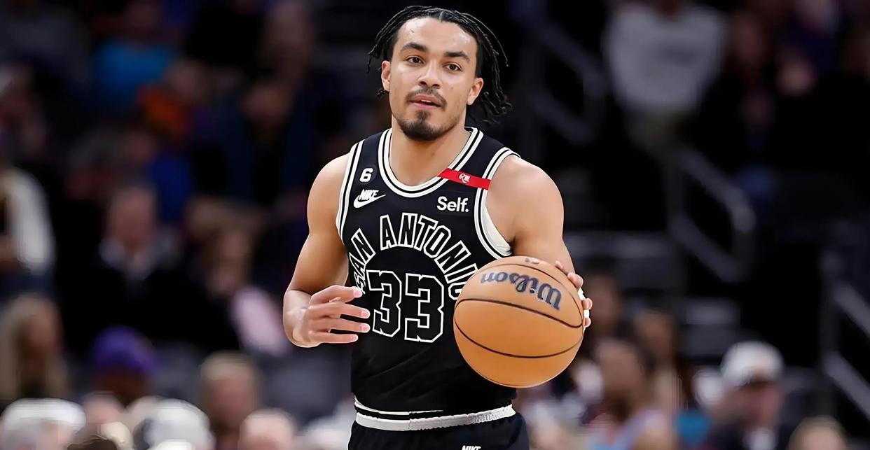 包含马刺队后卫迎来复出，球队战术更显多姿多彩的词条