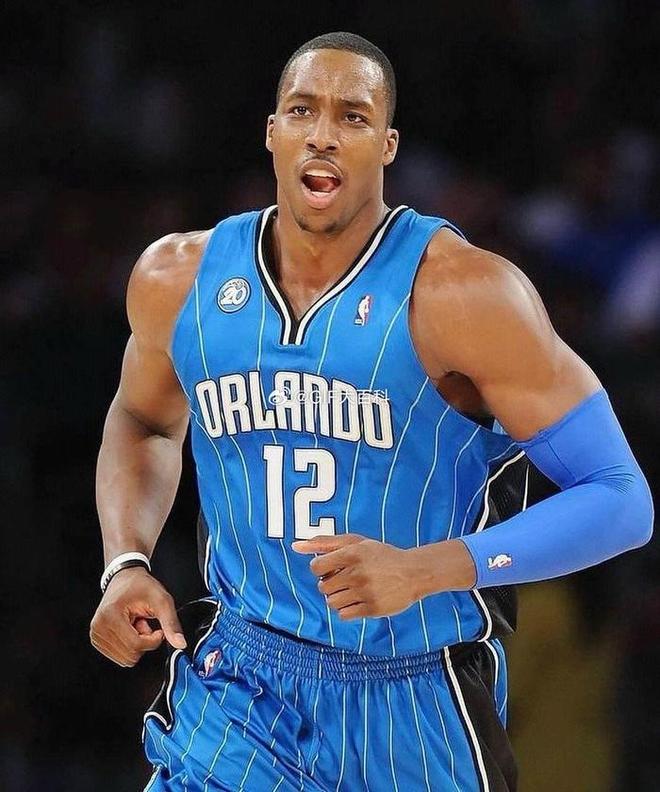 著名篮球运动员在职业联赛中展现超凡表现