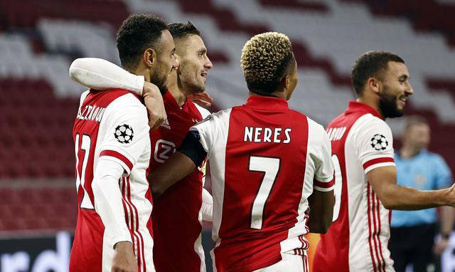 阿贾克斯击败对手晋级